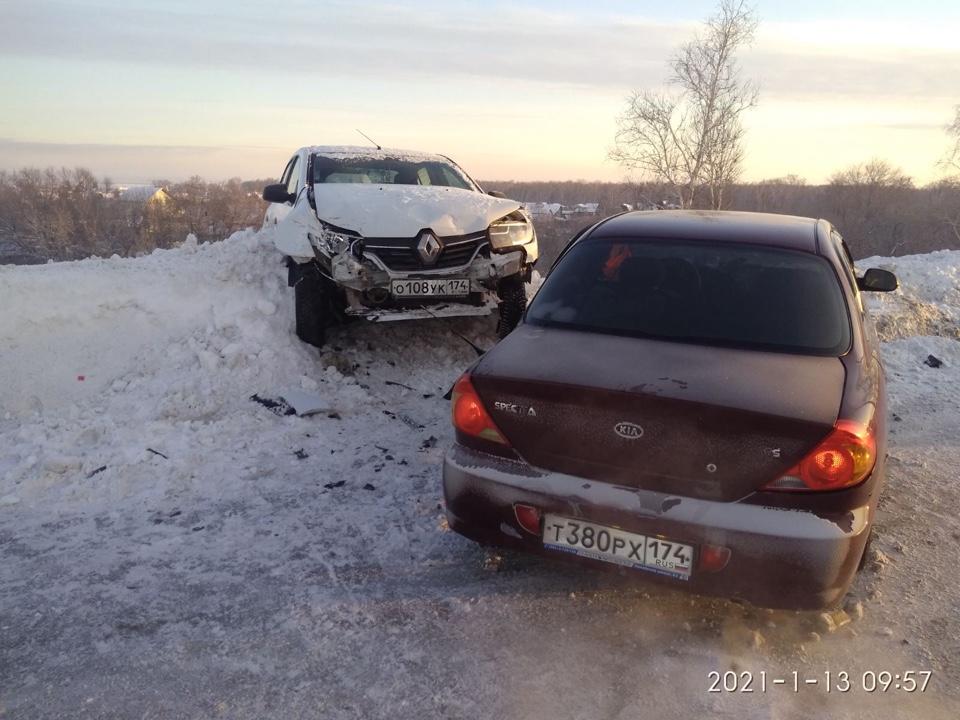 Пострадала девушка: в Челябинске машина такси попала в аварию