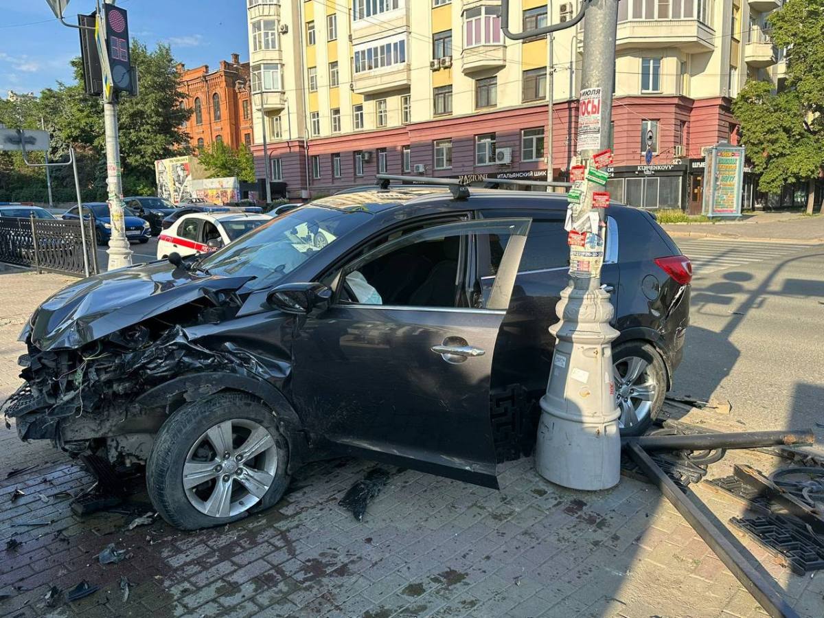 Кроссовер мощно врезался в столб после ДТП в центре Челябинска*