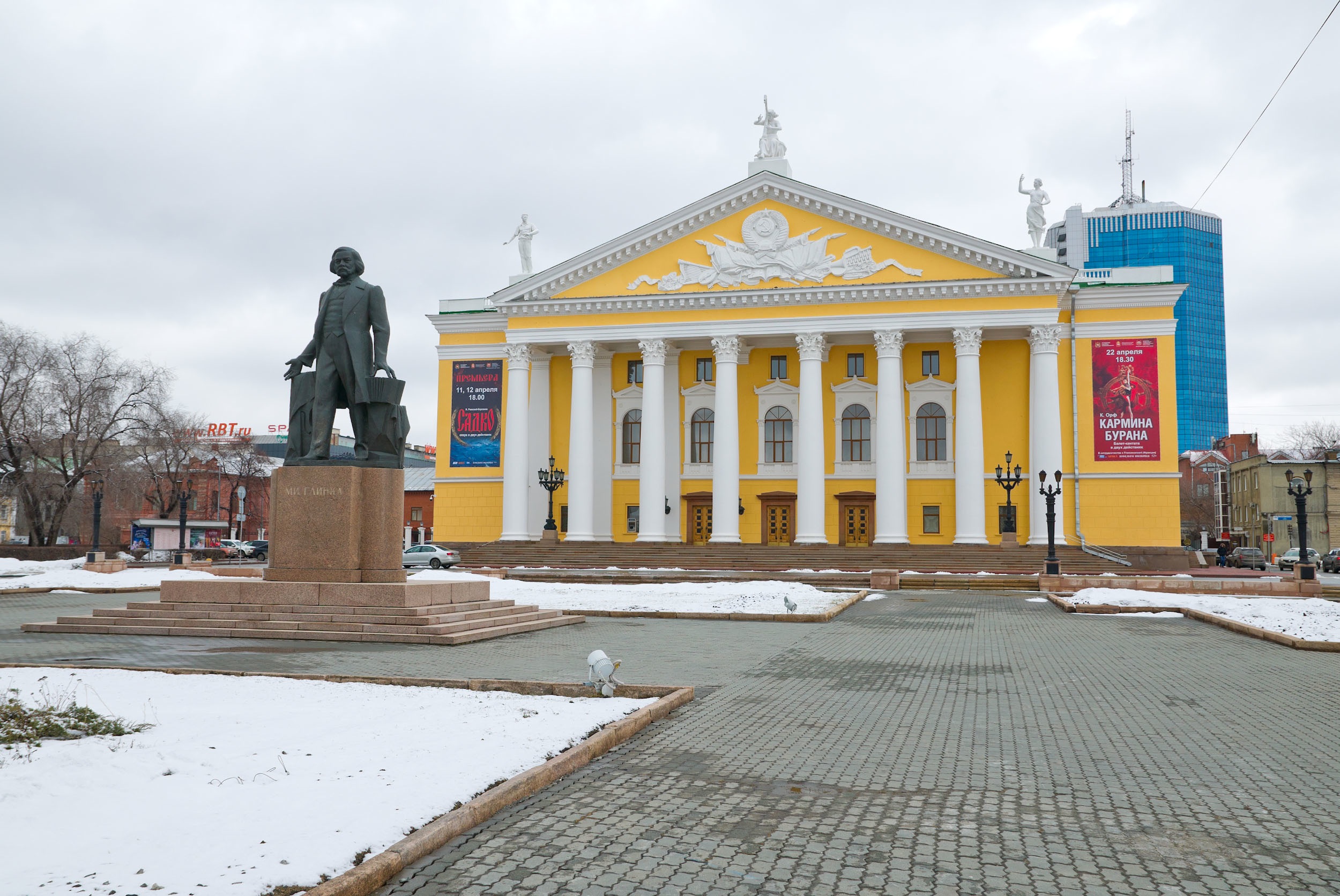 Пьяная компания выломала стрелу шлагбаума у театра в центре Челябинска*1