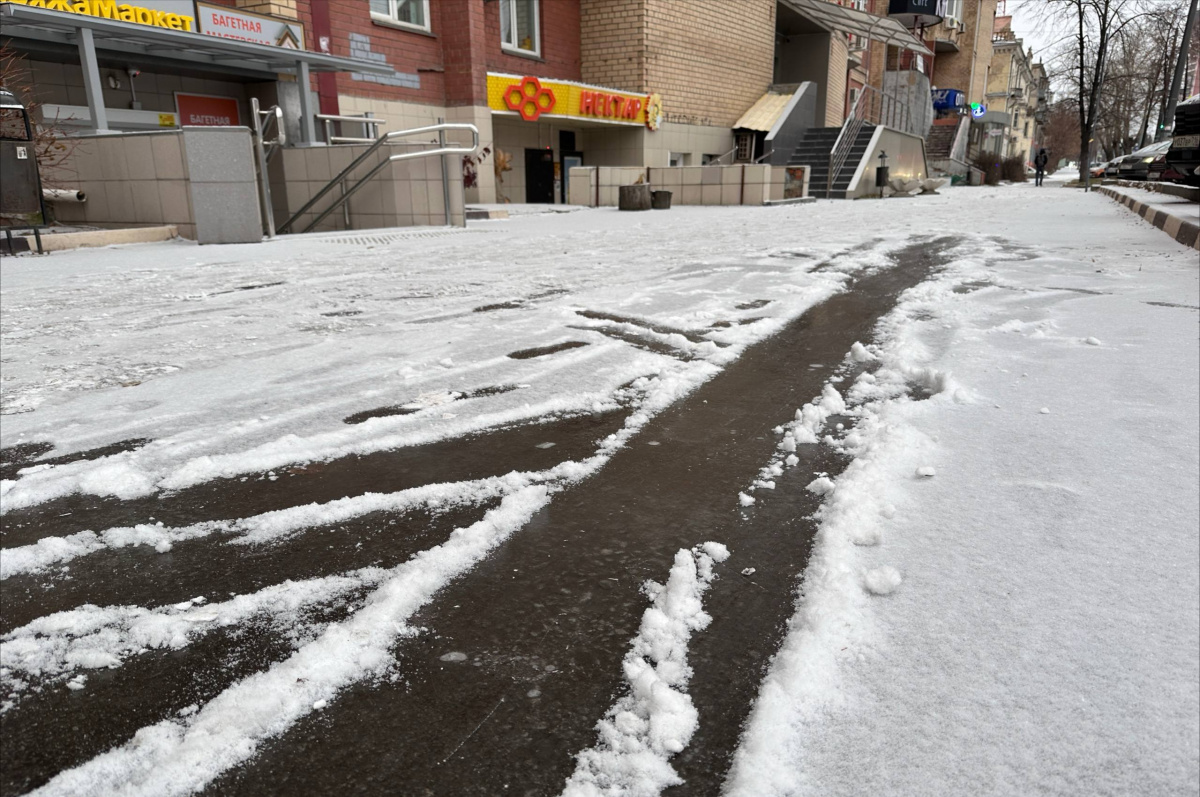 В Челябинске из-за заморозков тротуары превратились в каток*1