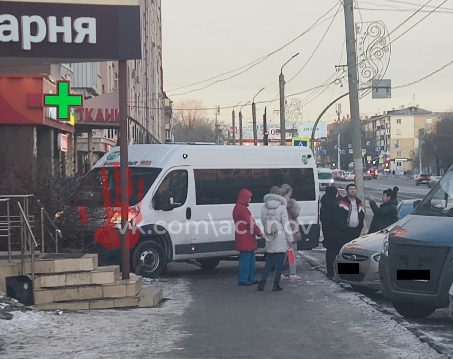 Маршрутка врезалась в крыльцо пекарни после ДТП в Челябинске