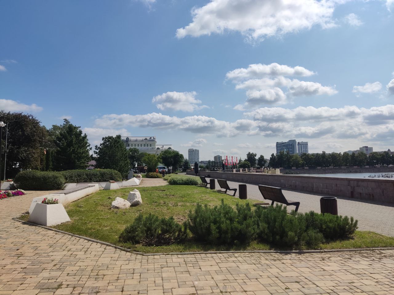 Набережной Челябинска добавили ярких акцентов