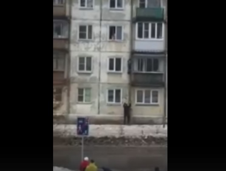 На Южном Урале мужчина спас ребенка, повисшего на водостоке