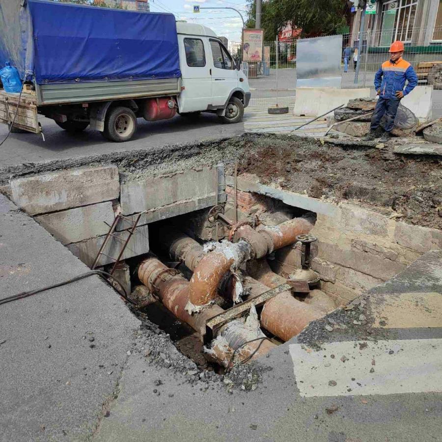 На перекрестке в центре Челябинска коммунальщики вырыли огромную яму