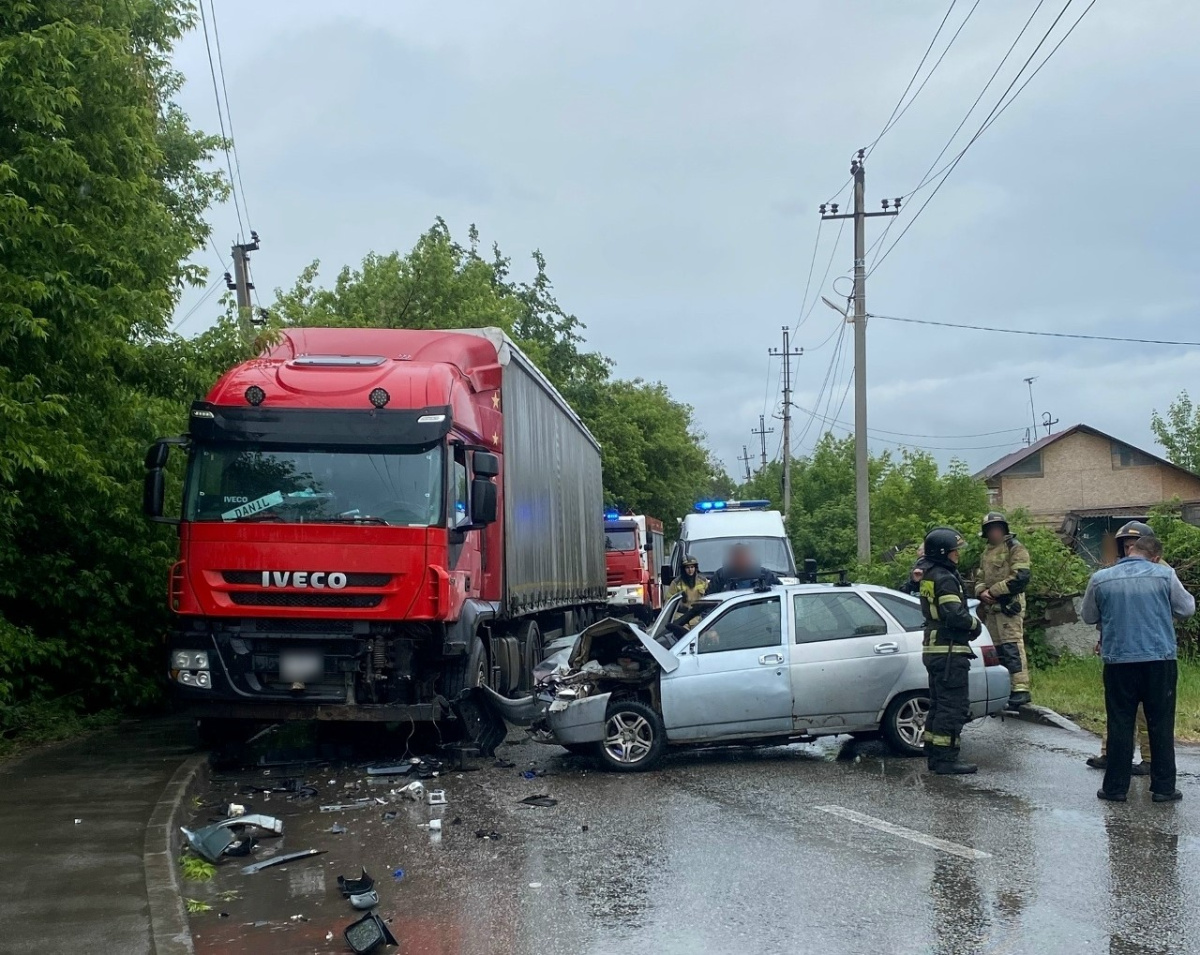 В Магнитогорске бесправник за рулем ВАЗа протаранил грузовик *