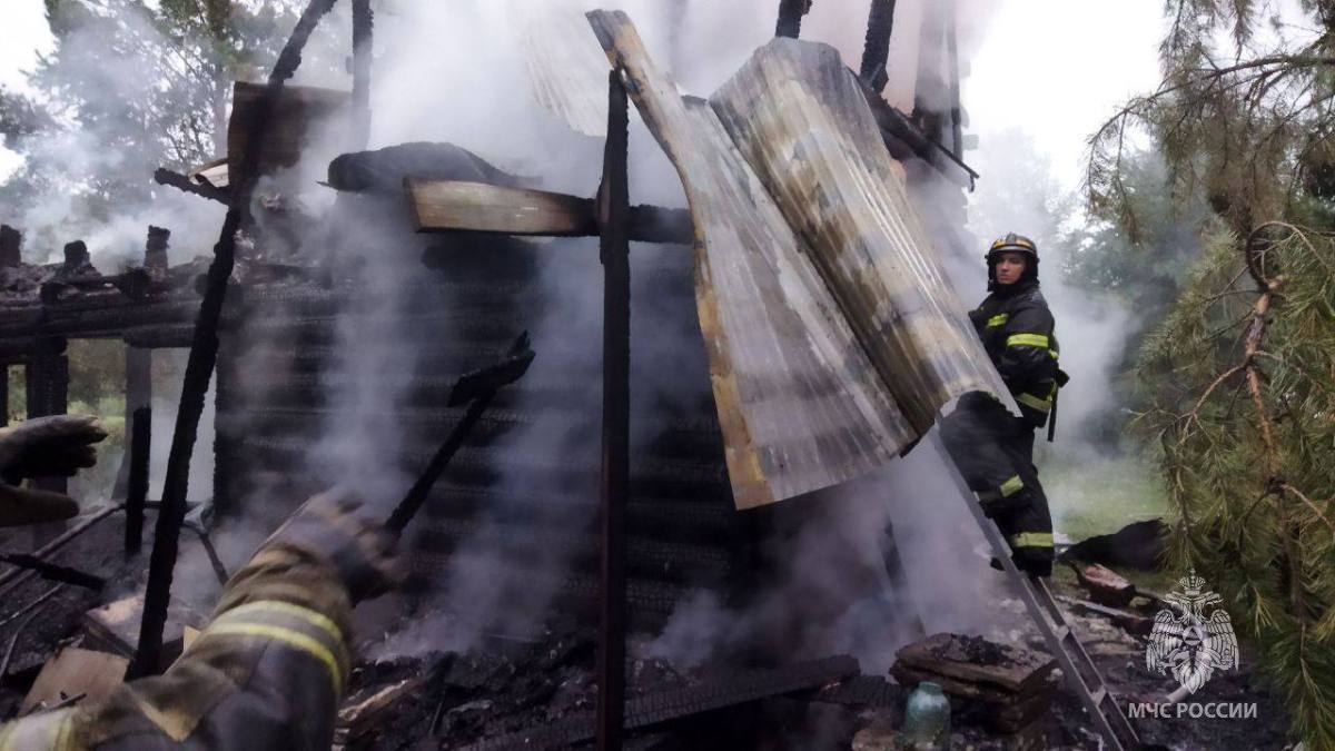 Ребенок погиб при побеге из горящей бани в Челябинской области*