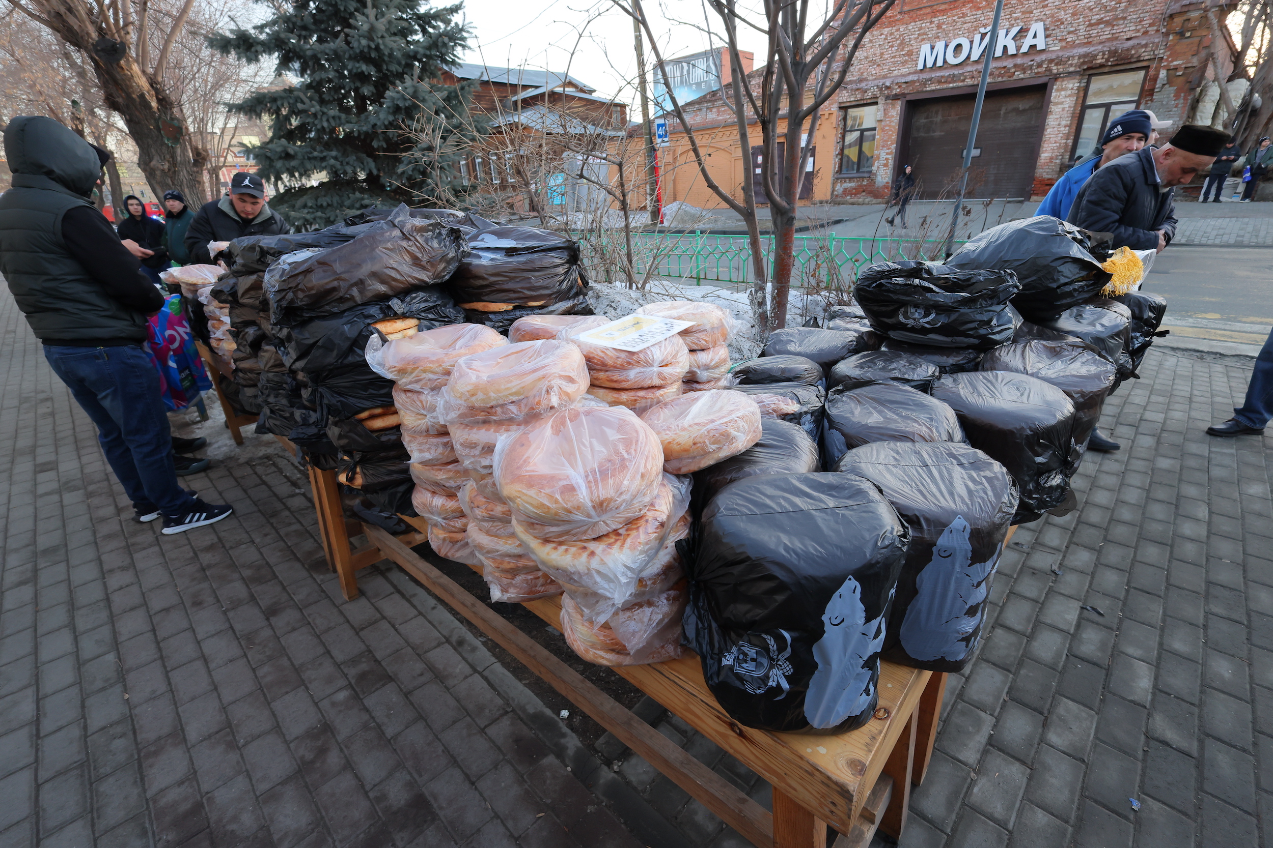 Появились фото сотни мусульман, совершивших намаз на улице Елькина в Челябинске