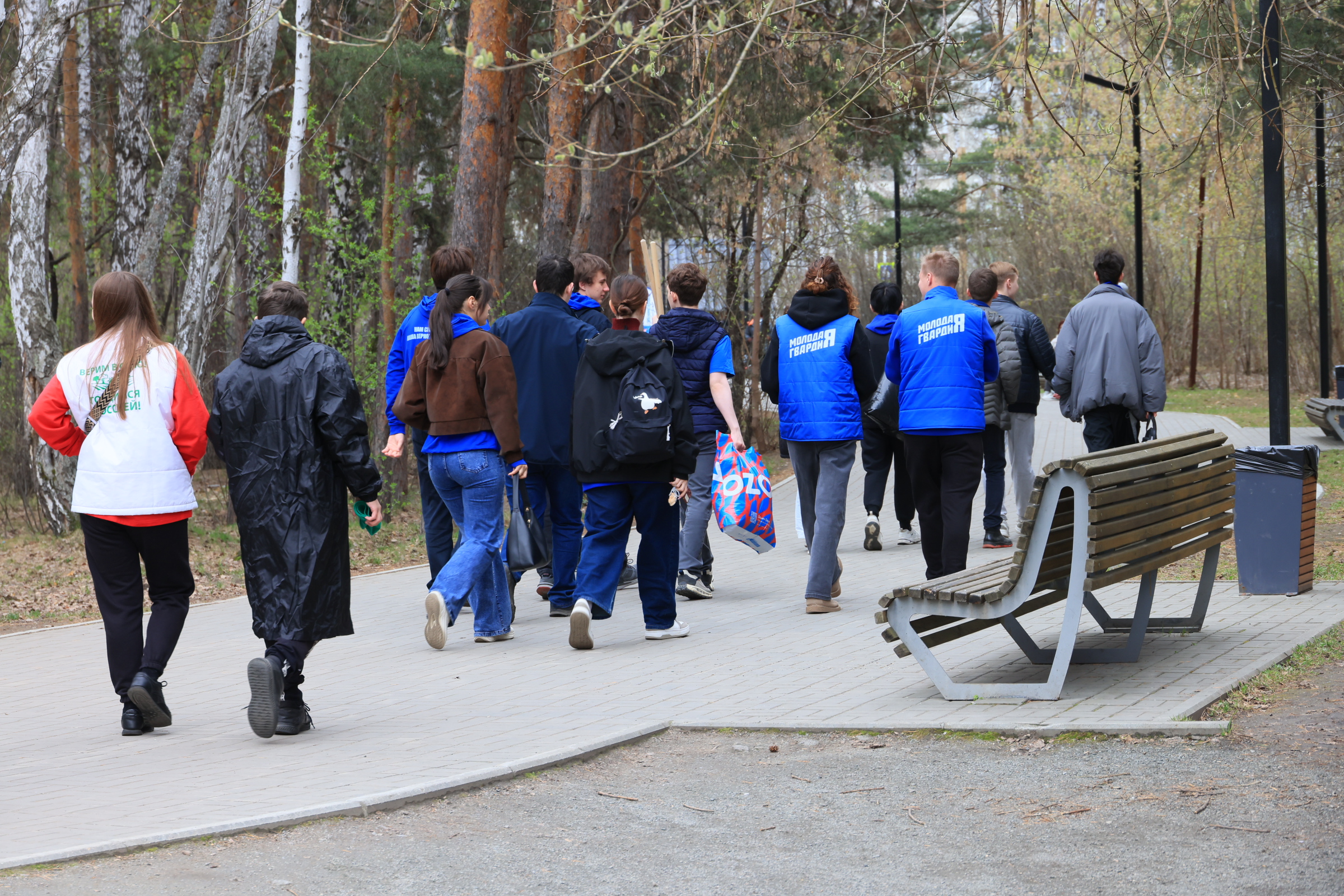 Алексей Текслер помог челябинцам убрать мусор в Экопарке