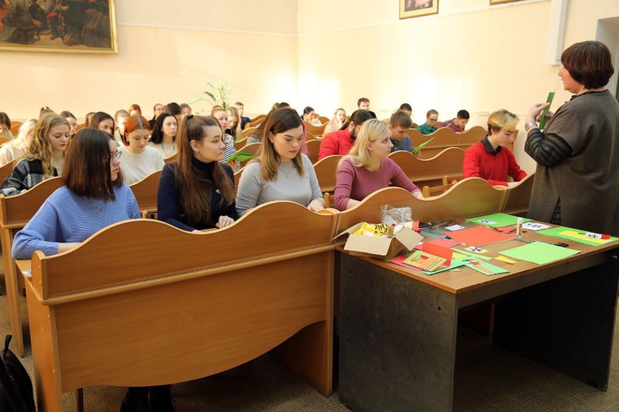 Челябинские студенты изготовили открытки для бойцов СВО на 23 Февраля