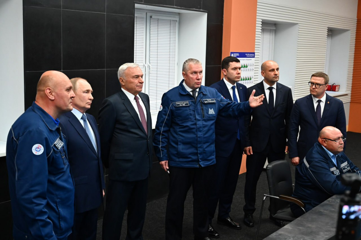 Владимиру Путину в Магнитогорске показали самую мощную коксовую батарею РФ*