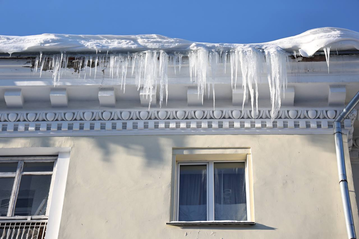 Челябинцам объяснили, кто платит за травмы от сосулек*