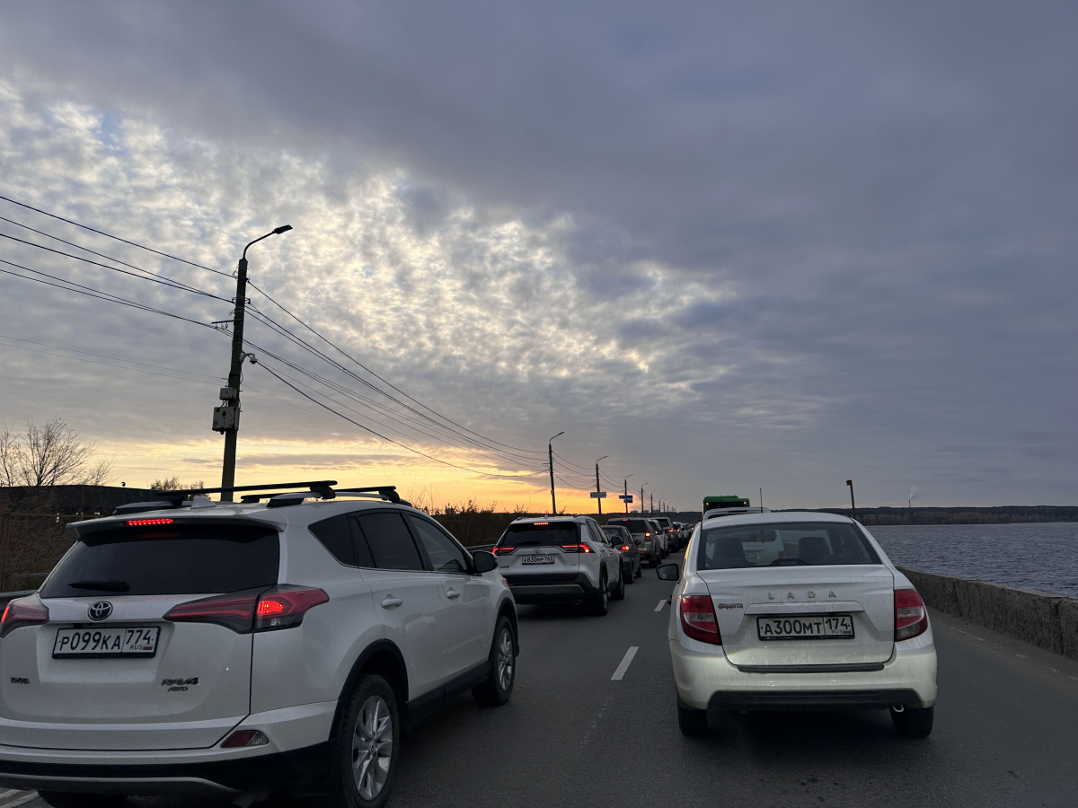 Сломанный автомобиль заблокировал движение на плотине в Челябинске*
