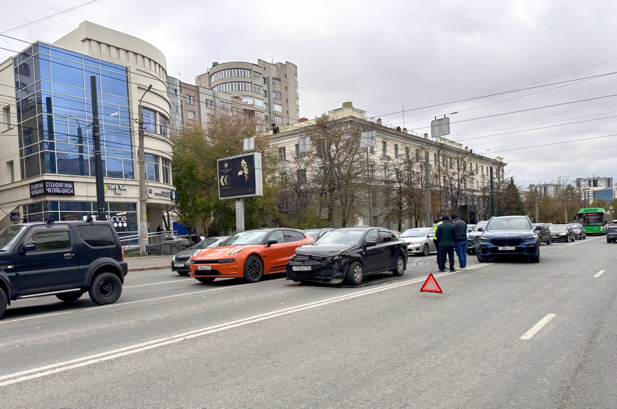 Авария перекрыла проезд по центру Челябинска в час пик*1