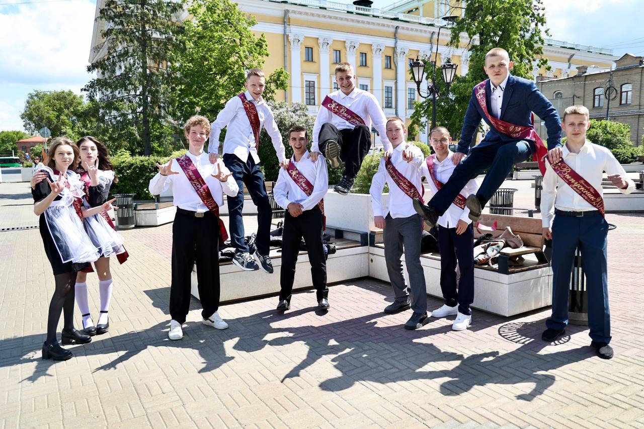 Последний звонок прозвенел в челябинских школах: стильные фотографии выпускников