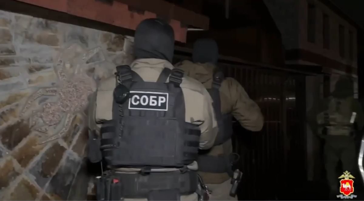 СОБР перемахнул через забор и накрыл самогонный цех в Челябинской области*