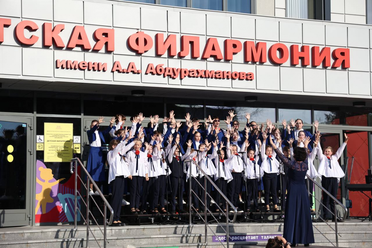 «Музыкальная среда»: юные таланты выступили возле Детской филармонии в Челябинске*1