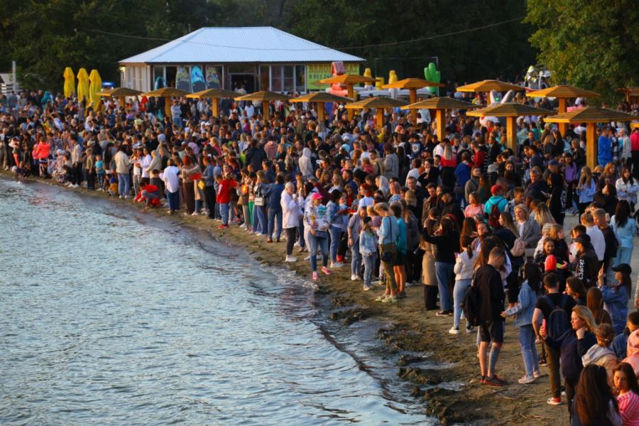 Порядка 3 тысяч участников собрал фестиваль водных огней в Челябинске*1