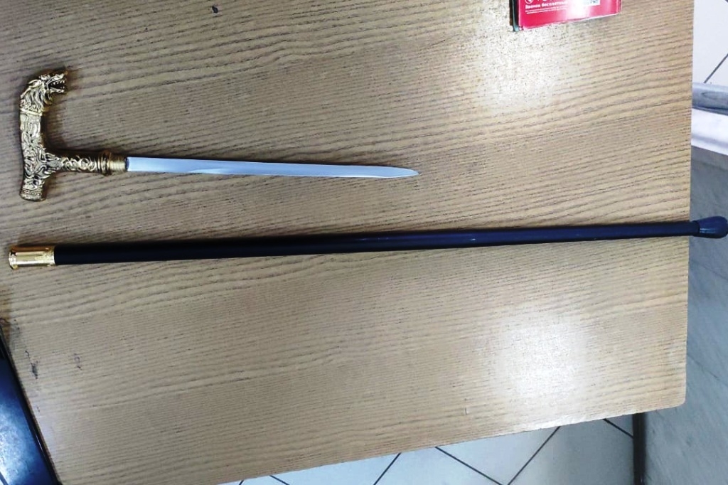 Свидетельница по уголовному делу пришла с пикой в суд Магнитогорска*1