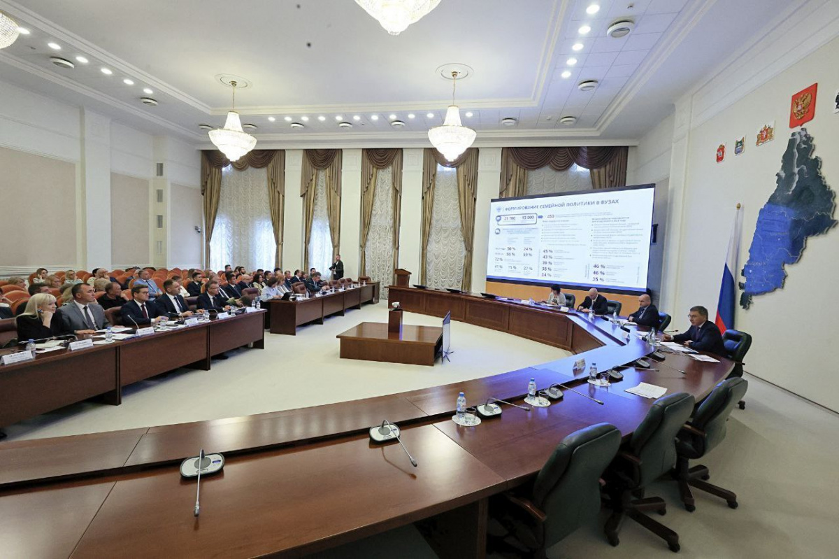 Поддержку студенческих семей Урала обсудили с главой Минобразования России*
