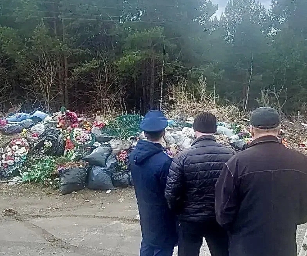 Кладбище в Верхнем Уфалее превратилась в свалку после Радоницы*1