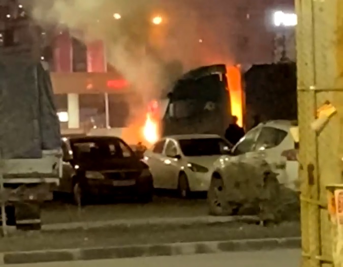 Грузовик вспыхнул на ходу возле АЗС в Челябинске
