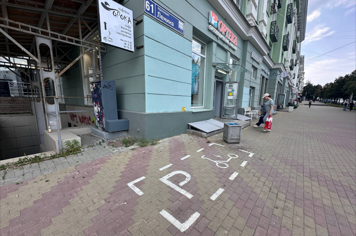 В Челябинске начали наносить разметку для парковки прокатных электросамокатов*1