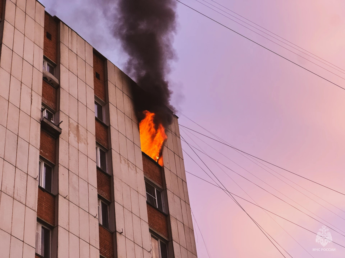 В Миассе из пылающего дома вытащили 13-летнюю девочку*