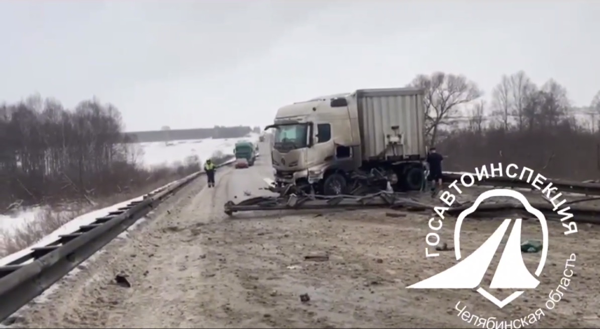 Грузовику снесло кабину при таране ограждения на М5 в Челябинской области*