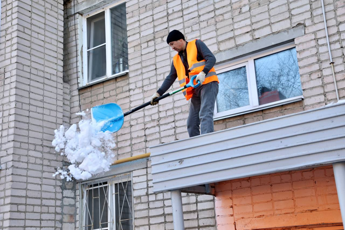 Челябинцев предупредили об опасности схода снега с крыш*
