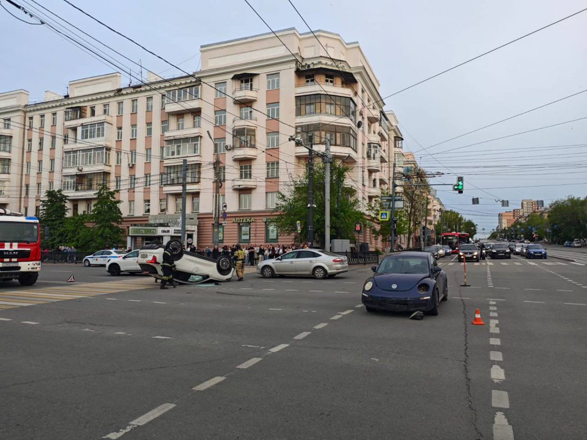 Китайский кроссовер перевернулся в центре Челябинска*