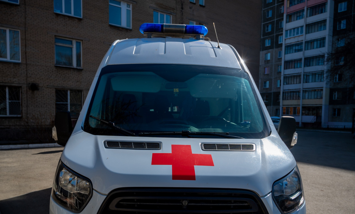 Челябинцы превратили «скорую» в цирковой шапито с людьми на крыше*