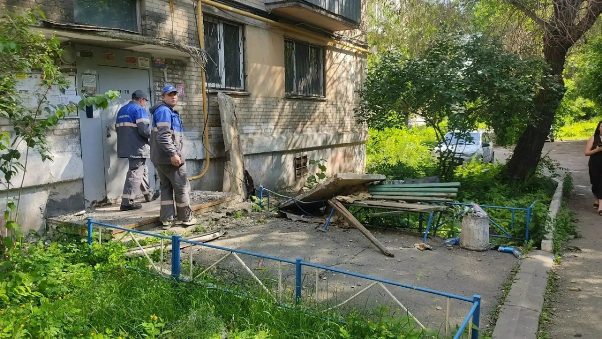 Огромные плиты рухнули с крыши многоквартирного дома в Челябинске*1