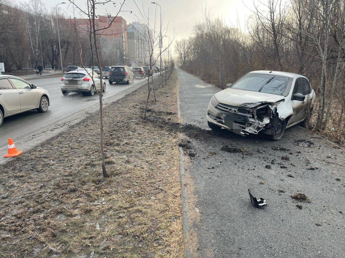 Автомобиль вылетел на тротуар во время массового ДТП в Челябинске*