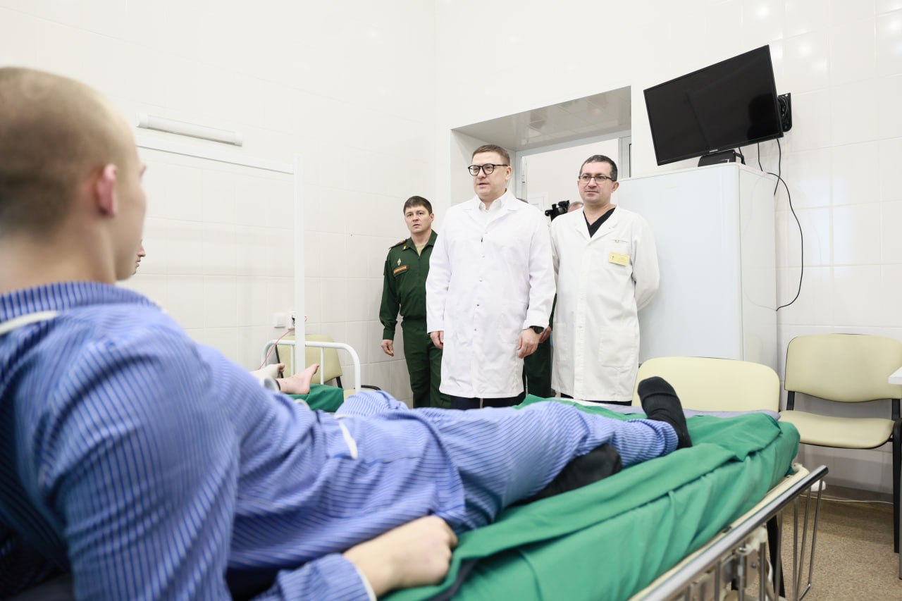 Алексей Текслер посетил военный госпиталь и поздравил бойцов с Новым годом