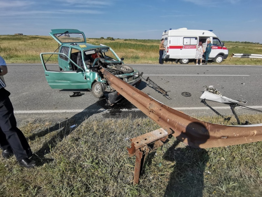 Водитель «Оки» погиб при наезде на отбойник в Челябинской области