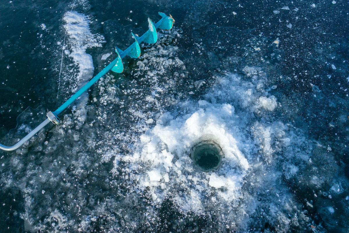Учительница поймала огромную щуку на зимней рыбалке в Челябинской области*1