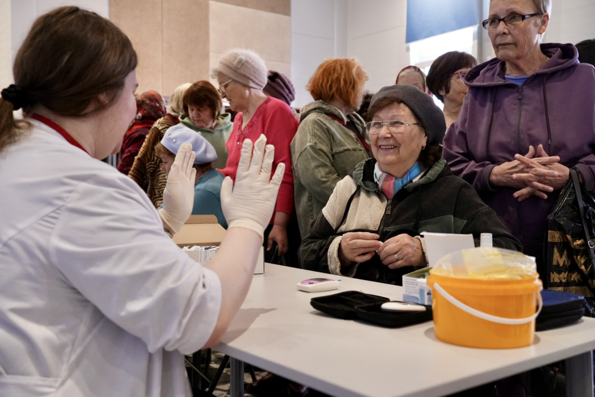 В селе Шумово волонтеры-медики провели диспансеризацию для местных жителей*