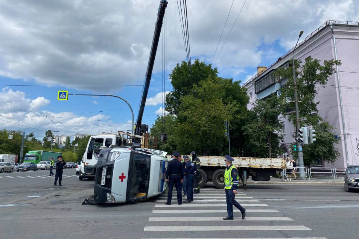 Скорая попала в мощное ДТП с маршрутным ПАЗом в центре Челябинска*1