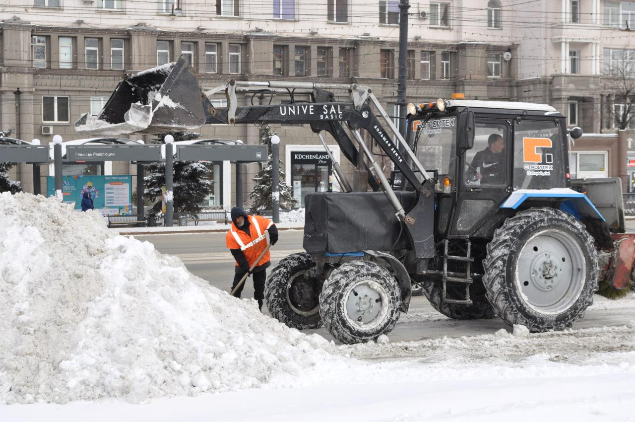 В Челябинске подрядчики усилено убирают сугробы с улиц