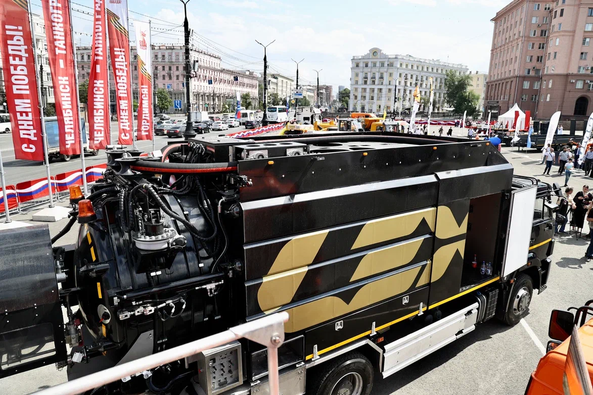 Дорожную и строительную технику массово собрали на главной площади Челябинска