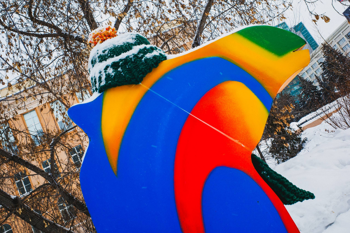 В центре Челябинска появились верблюды в тёплых шапках и галстуках-бабочках*