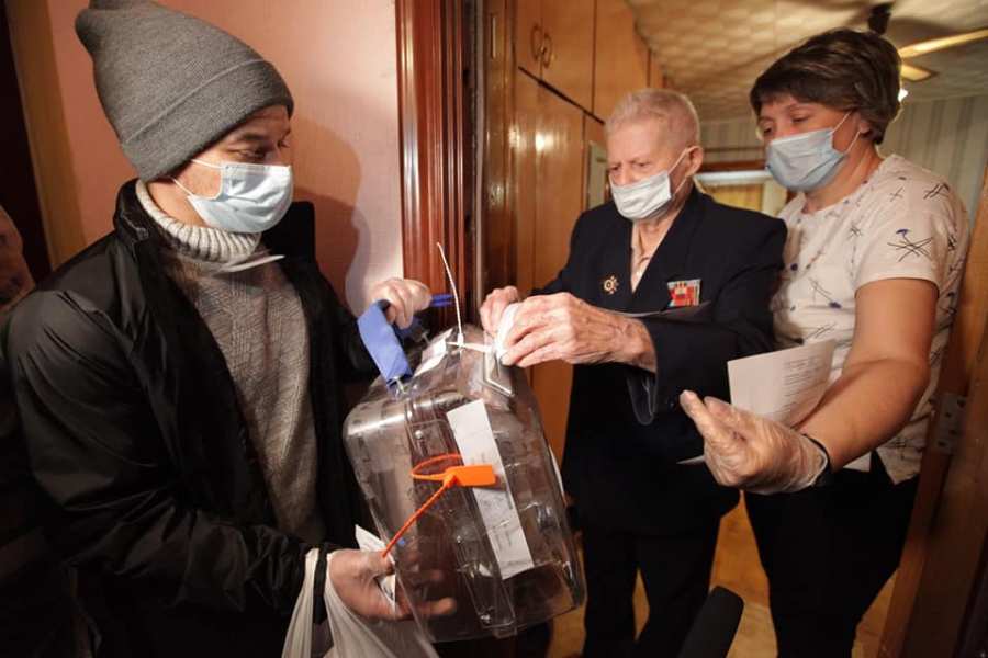 96-летний ветеран из Челябинска проголосовал на дому*1
