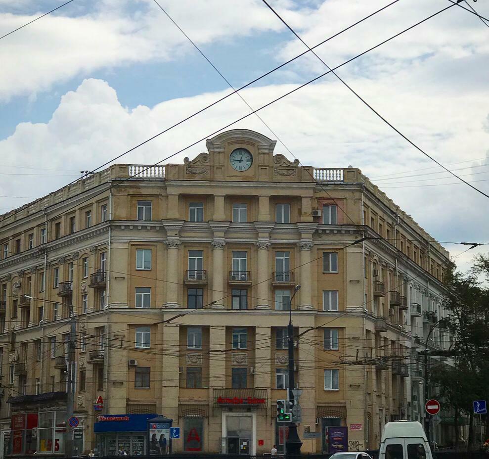 В Челябинске обновили циферблат часов на главной площади