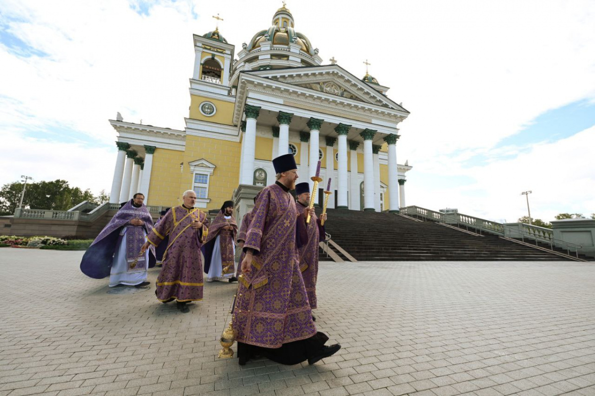 В Челябинск привезли фигуры архангелов для монумента Михаилу Архистратигу*