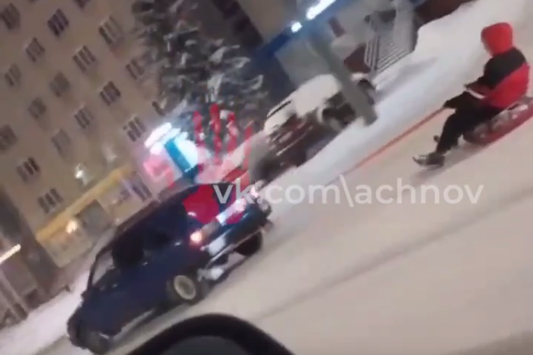Инспекторы нашли водителя, катавшего парня на тюбинге по проспекту Челябинска