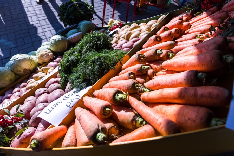 Больше половины жителей УрФО готовы перейти на отечественные продукты*1