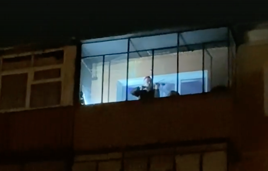 Челябинский скрипач устроил концерт на балконе в новогоднюю ночь