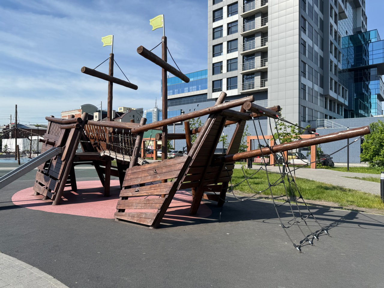 В Челябинске обновили Арт-сквер на набережной реки Миасс