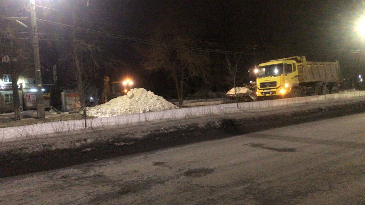 Из Челябинска ночью забрали свыше 6 тонн снега