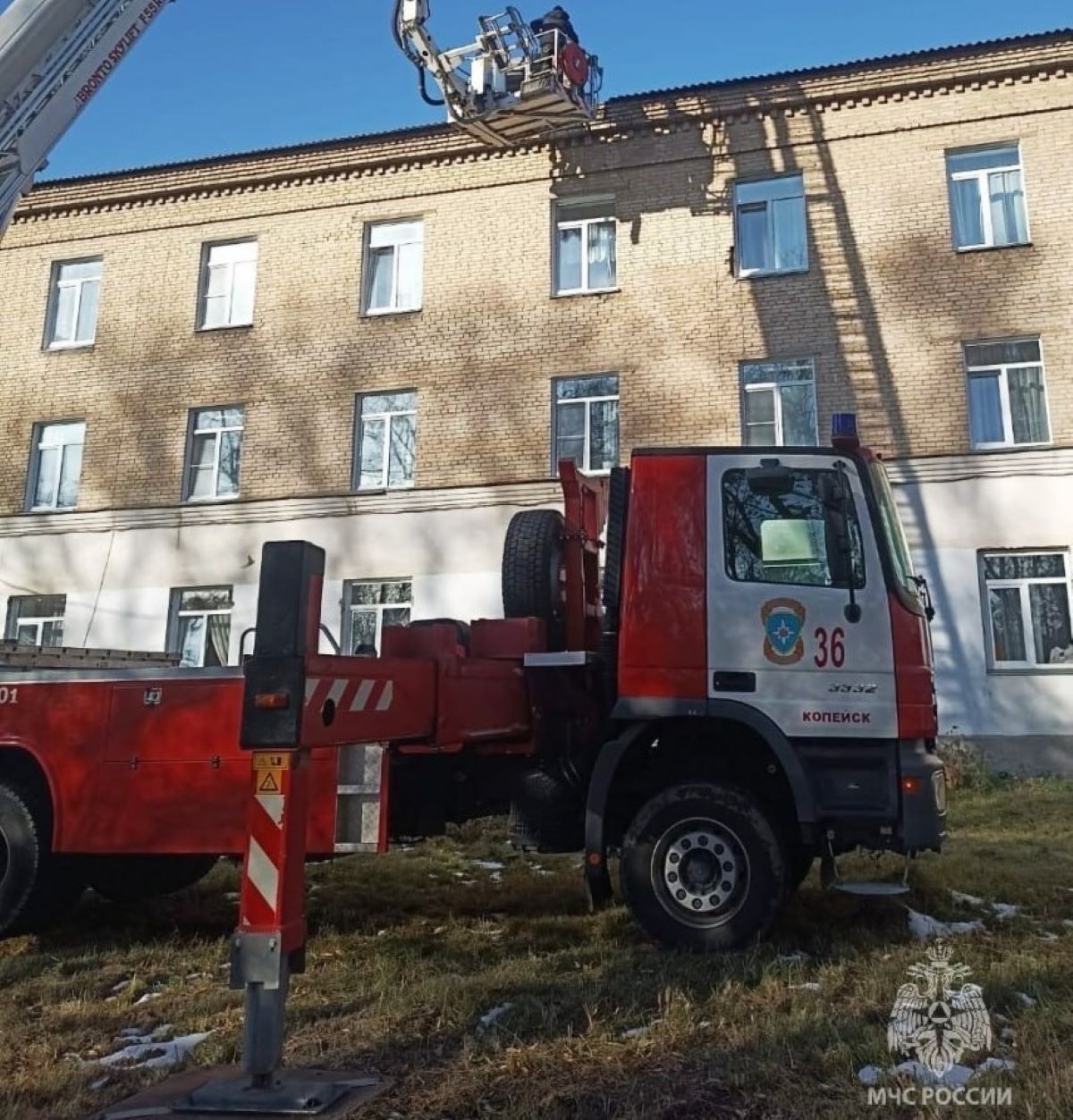 Сильный ветер повредил кровлю школы-интерната в Копейске*